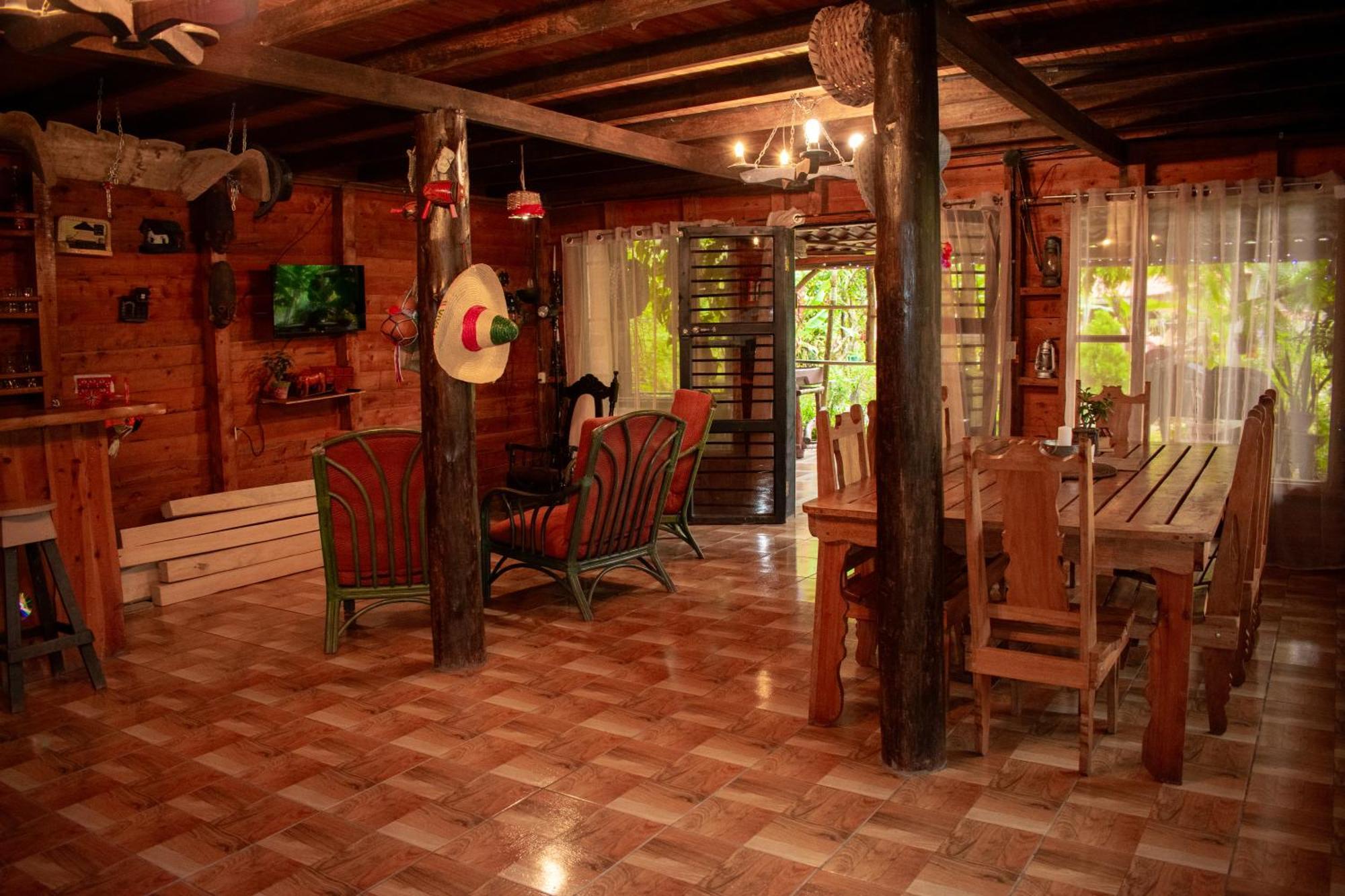Ave Del Paraiso Chalet *